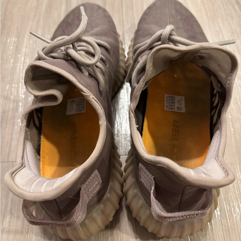 Men’s Yeezys - Picture 4 of 8